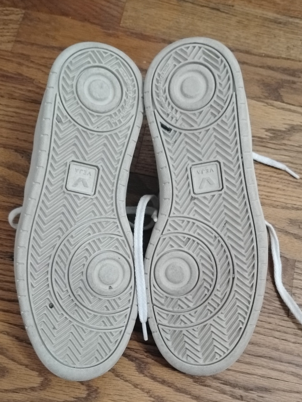 Veja -12 Leather Low Top Sneaker W9 - Picture 12 of 12